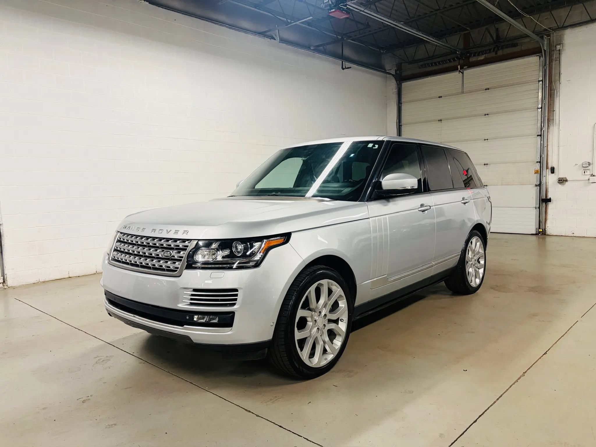 Used 2015 Land Rover Range Rover Supercharged AWD/4WD image 2