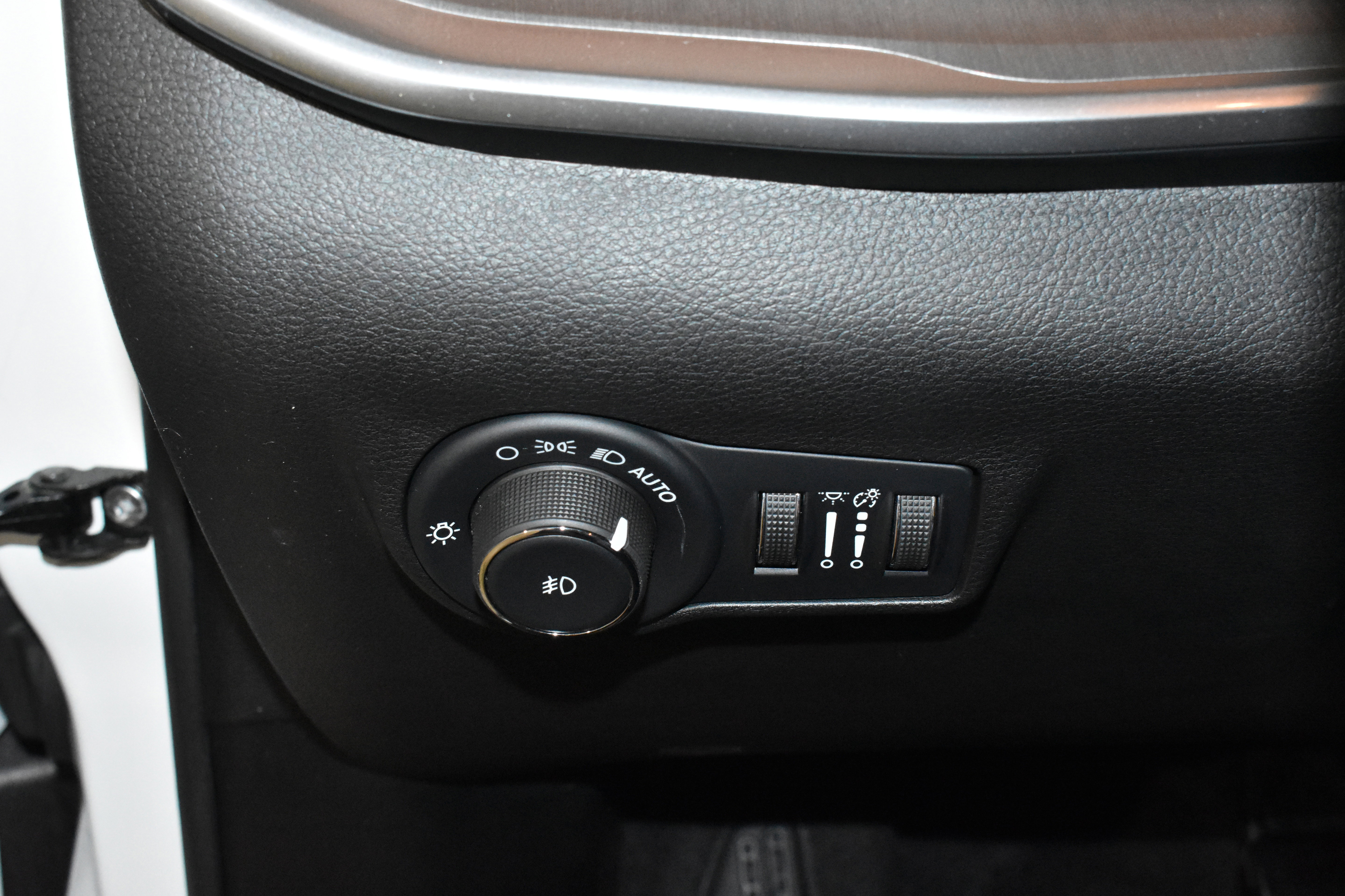 Used 2025 Jeep Compass Limited w/ Elite Group image 15