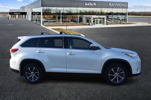 Used 2019 Toyota Highlander XLE image 2