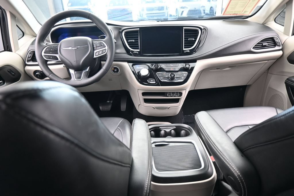 Used 2023 Chrysler Pacifica Touring-L FWD image 41