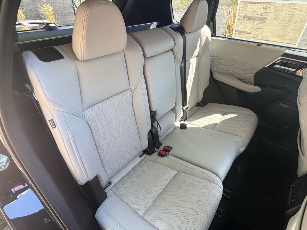 Used 2025 Mitsubishi Outlander AWD image 15