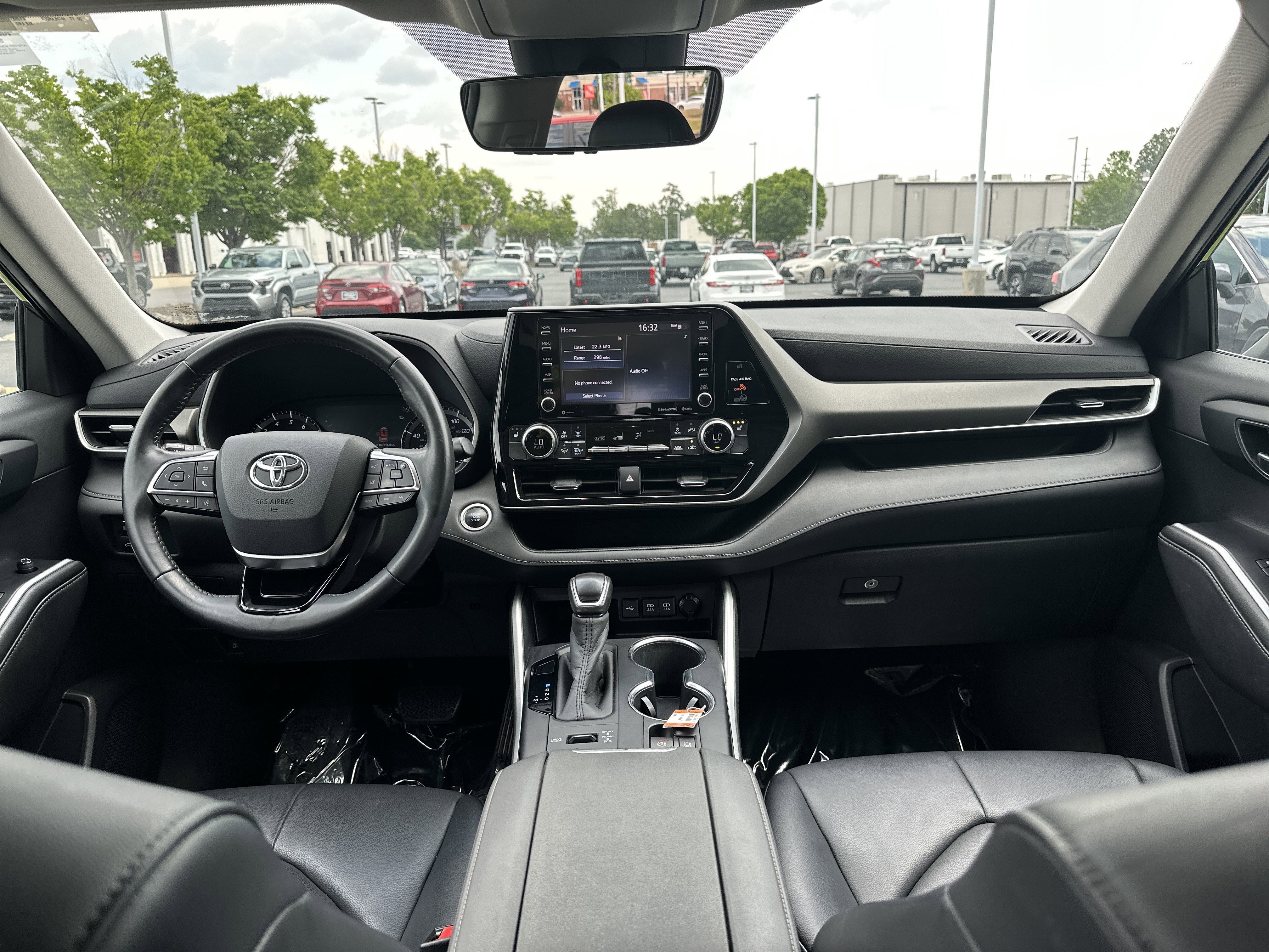 Used 2020 Toyota Highlander XLE AWD/4WD image 29