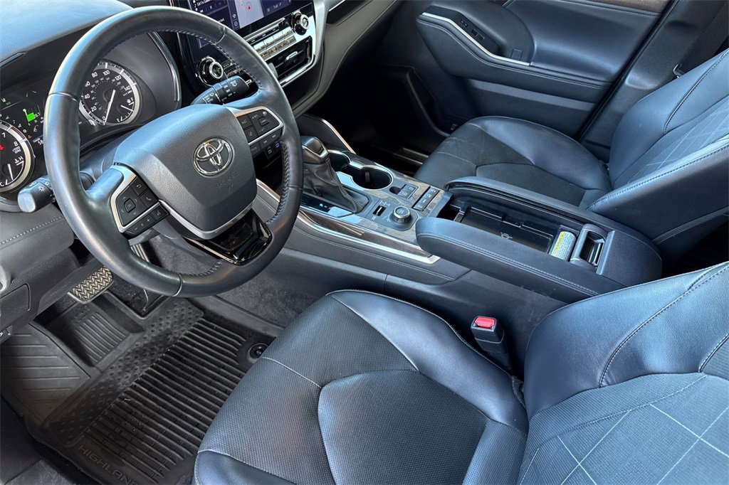 Used 2022 Toyota Highlander Platinum image 4
