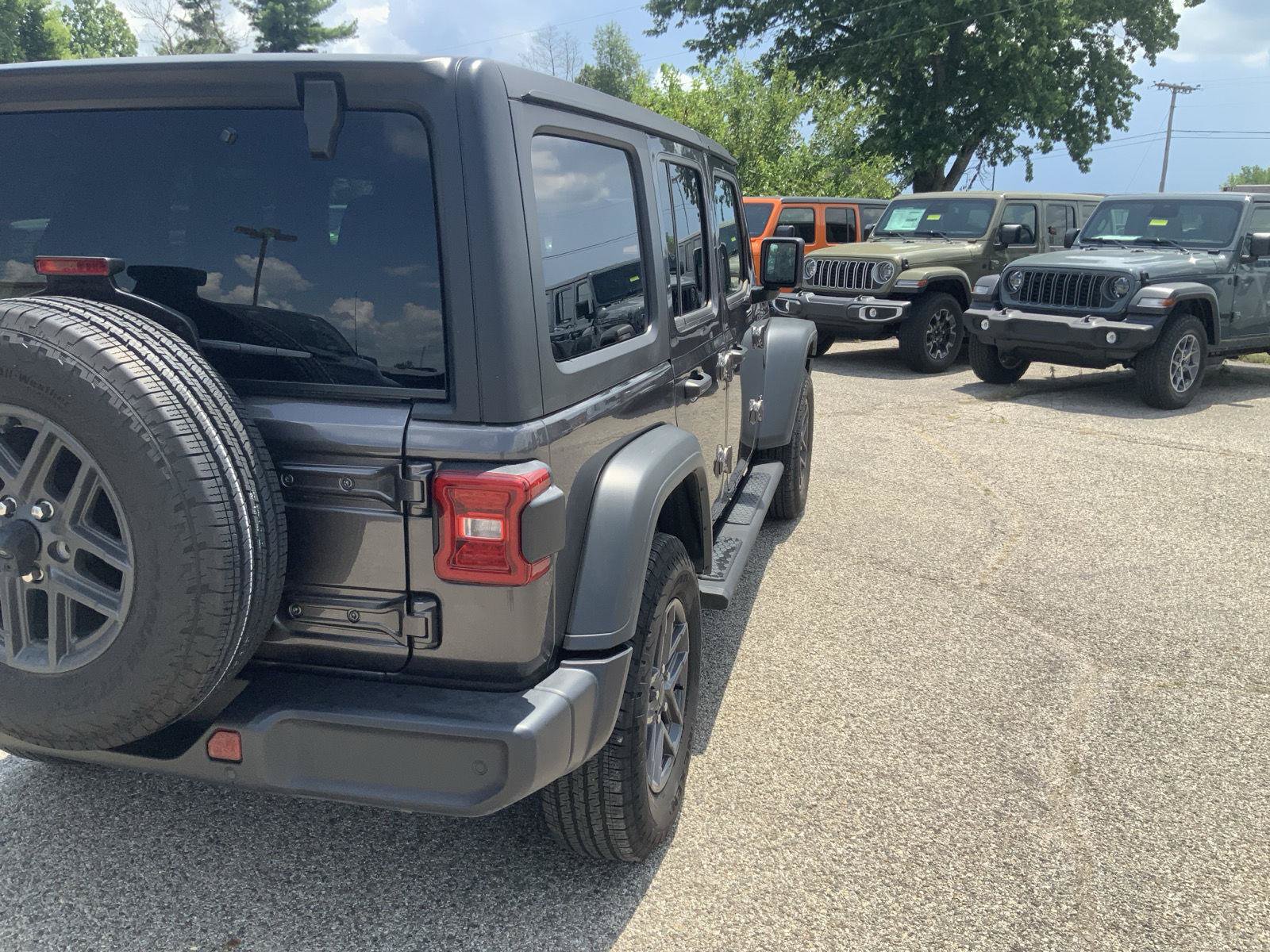 Used 2025 Jeep Wrangler Unlimited Sport AWD/4WD image 17