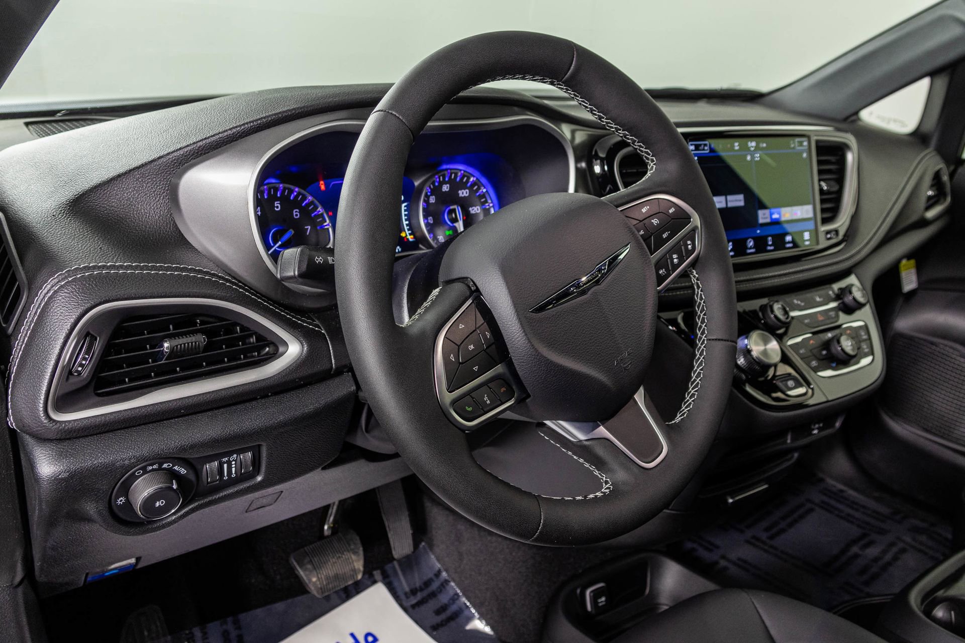 New 2026 Chrysler Pacifica Select AWD/4WD image 4