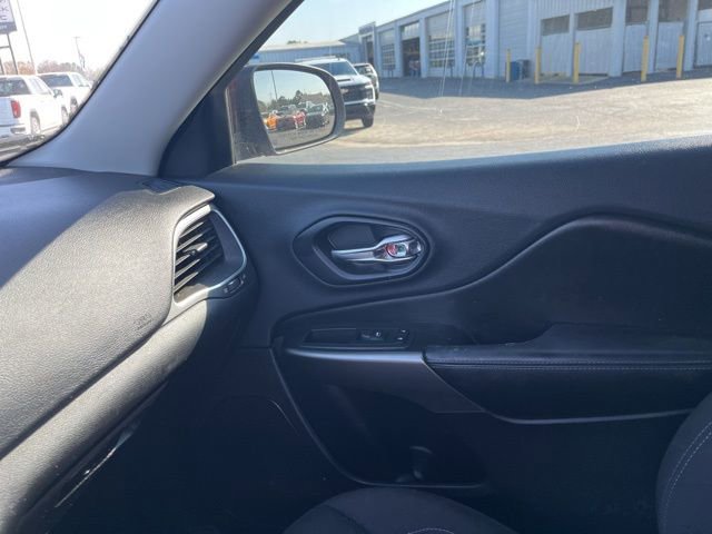 Used 2019 Jeep Cherokee Latitude w/ Popular Appearance Group image 28