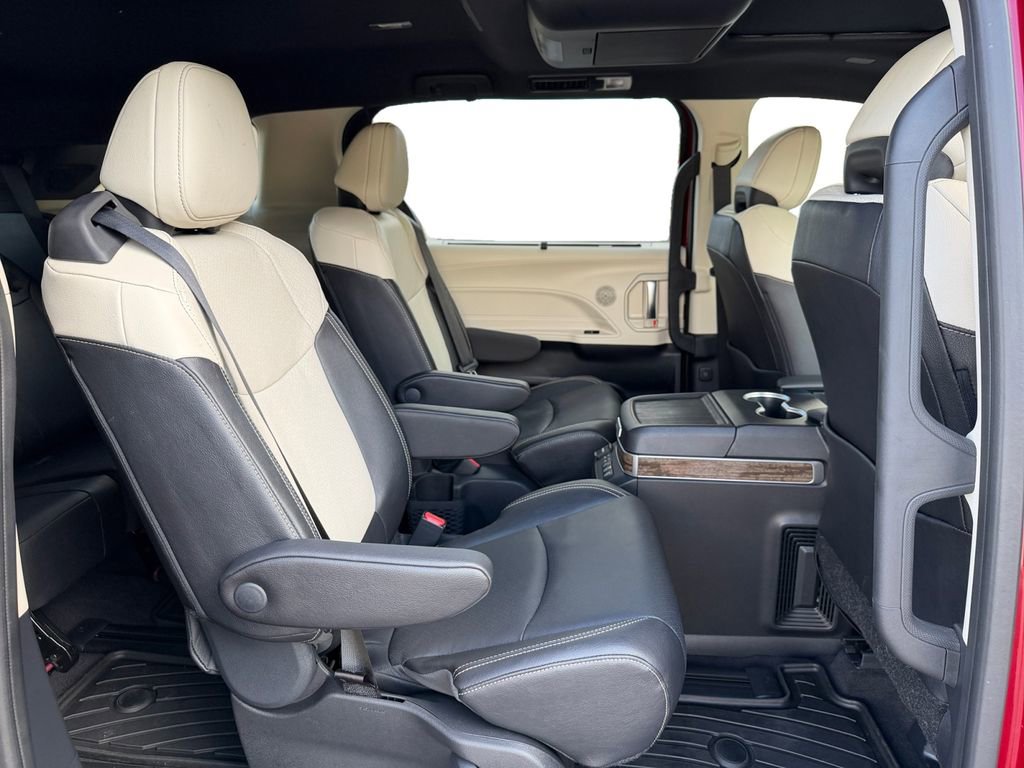 Used 2025 Toyota Sienna Platinum AWD/4WD image 20