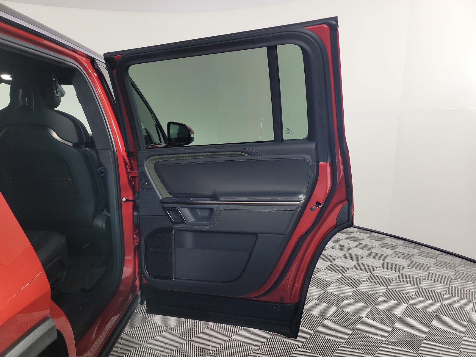 Used 2024 Rivian R1S Adventure image 19