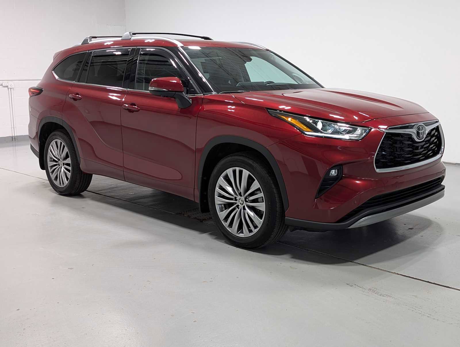 Used 2024 Toyota Highlander Platinum image 6