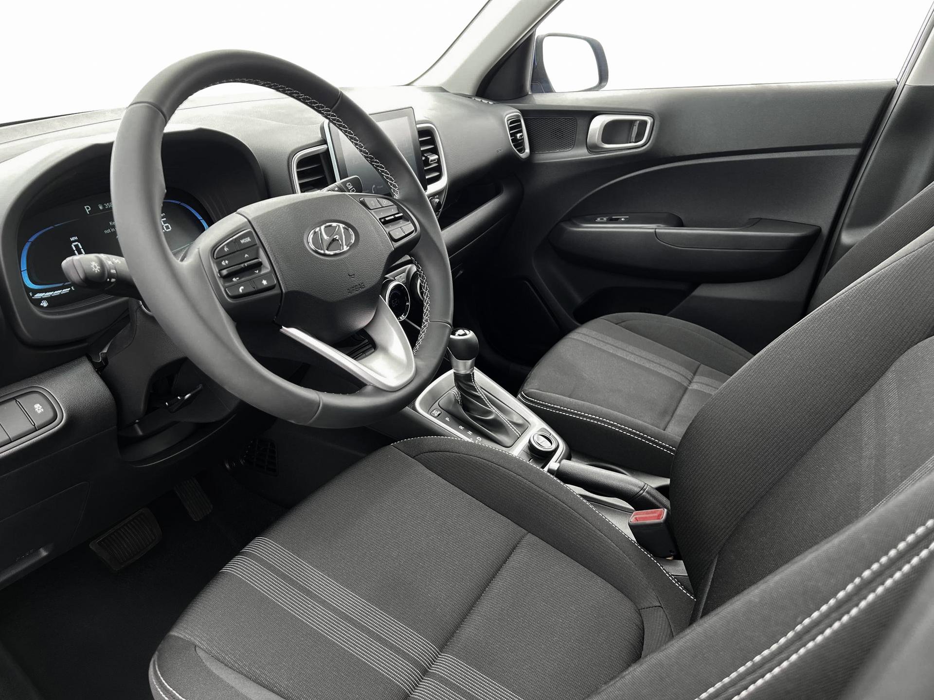 Certified 2025 Hyundai Venue SEL image 14