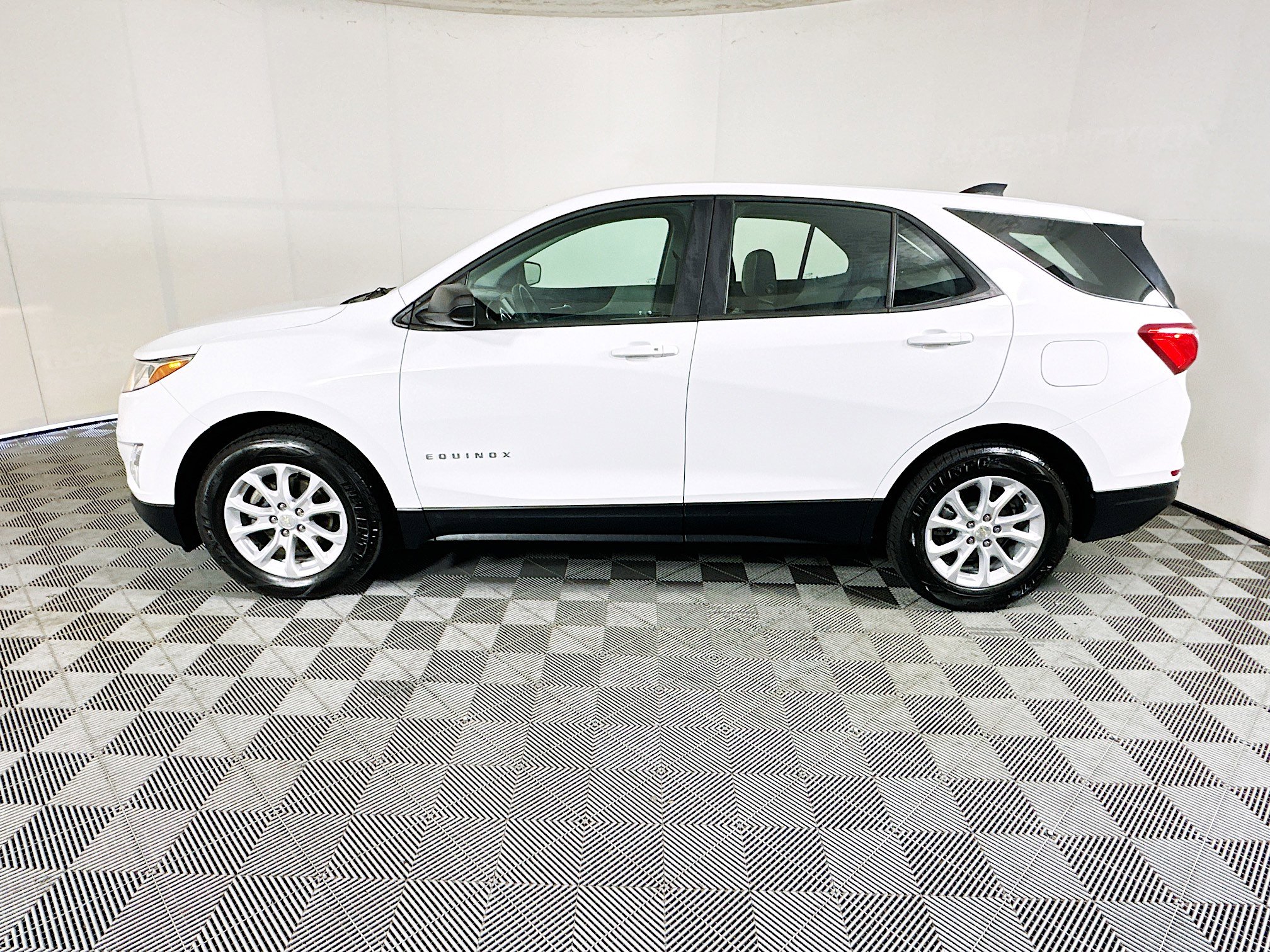 Used 2020 Chevrolet Equinox LS image 6