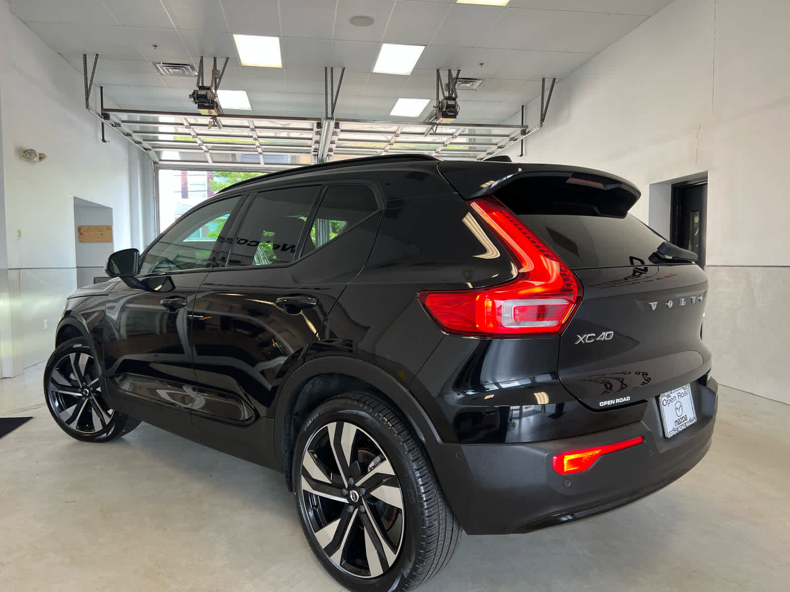 Used 2023 Volvo XC40 B5 Plus w/ Climate Package AWD/4WD image 5