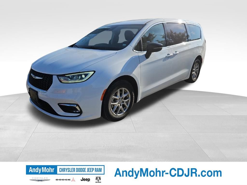 Used 2024 Chrysler Pacifica Touring-L FWD image 3