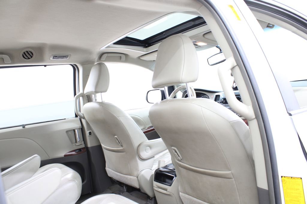 Used 2013 Toyota Sienna XLE image 19