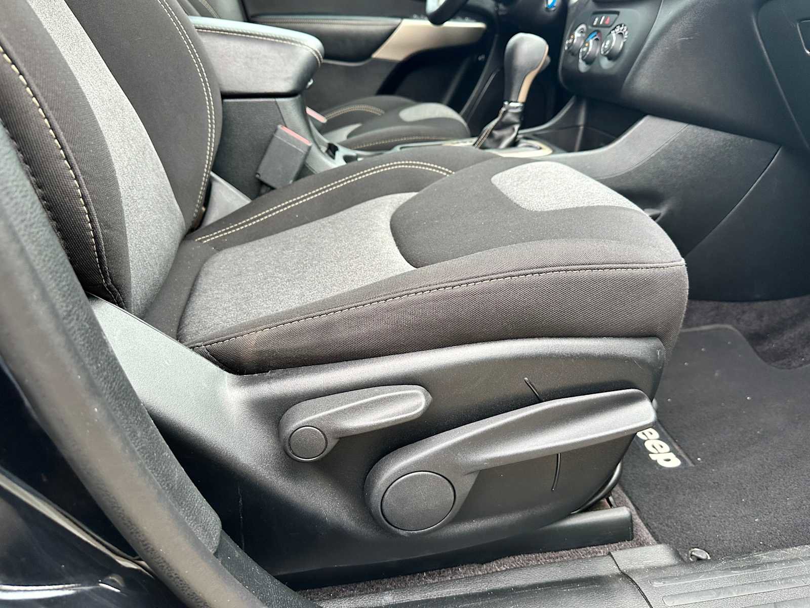 Used 2018 Jeep Cherokee Latitude w/ Altitude Package FWD image 18