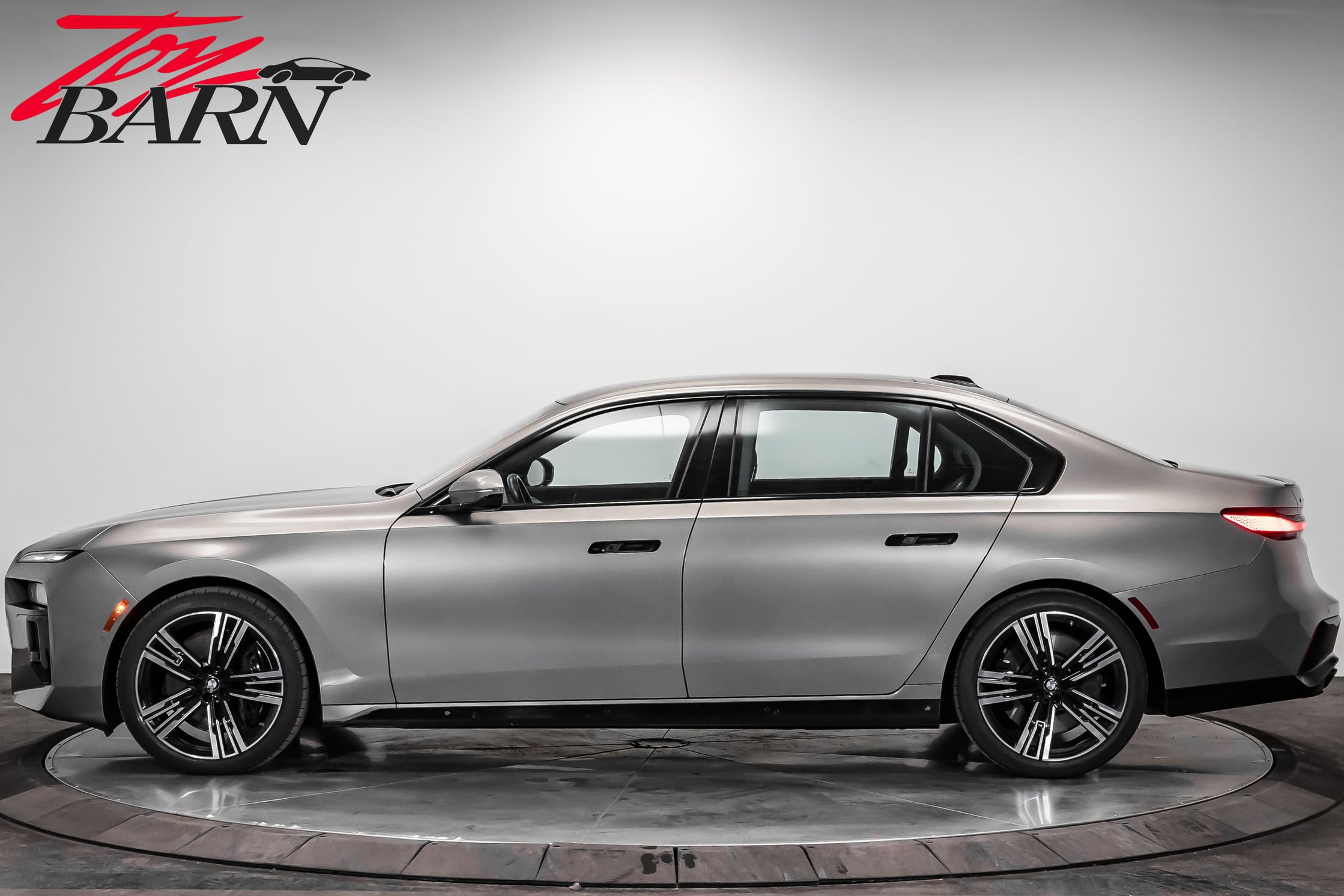 Used 2024 BMW 760i xDrive w/ Executive Package image 2