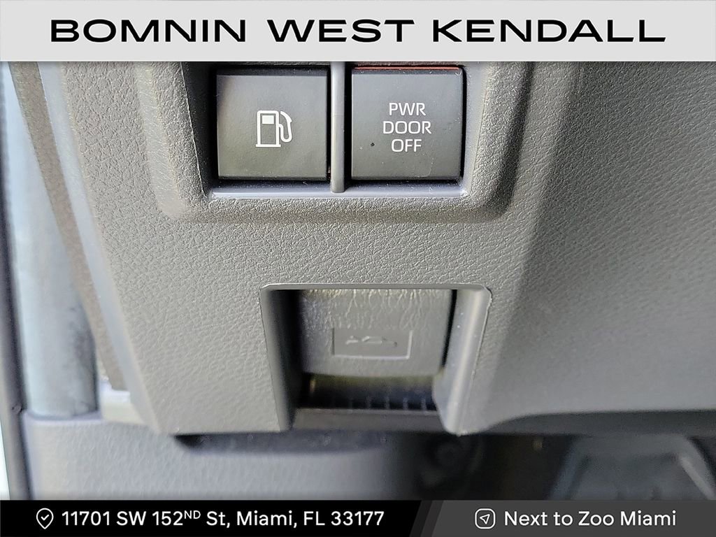Used 2024 Toyota Sienna Limited image 28