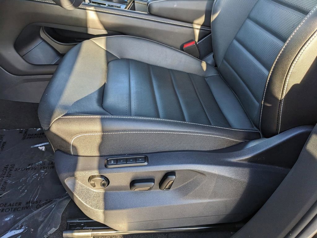 Certified 2025 Volkswagen Atlas Cross Sport SEL R-Line AWD/4WD image 17