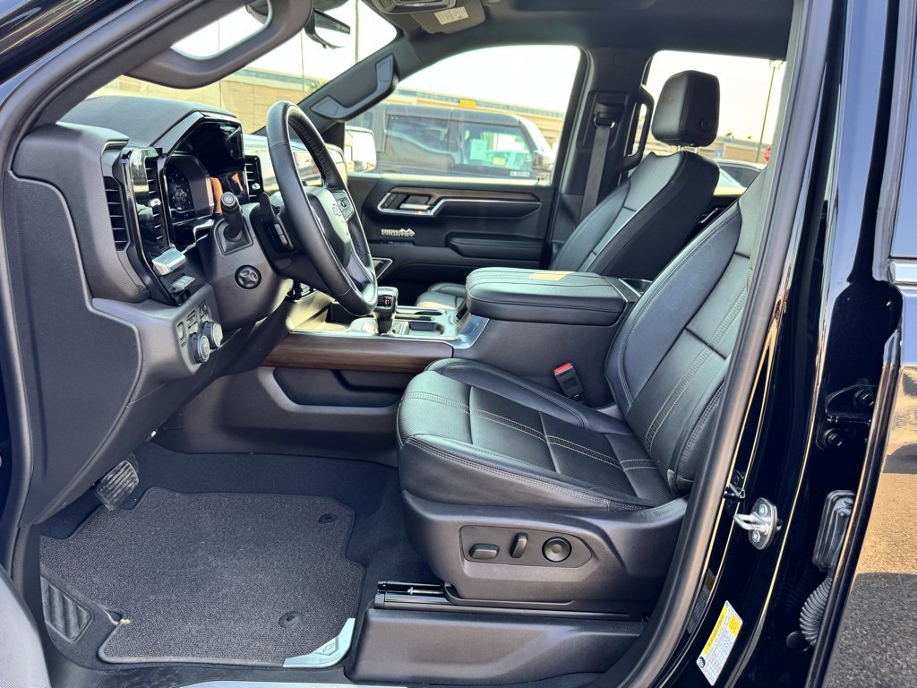 Used 2024 Chevrolet Silverado 1500 High Country w/ Technology Package image 9