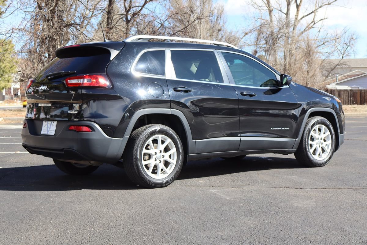Used 2017 Jeep Cherokee Latitude FWD image 5