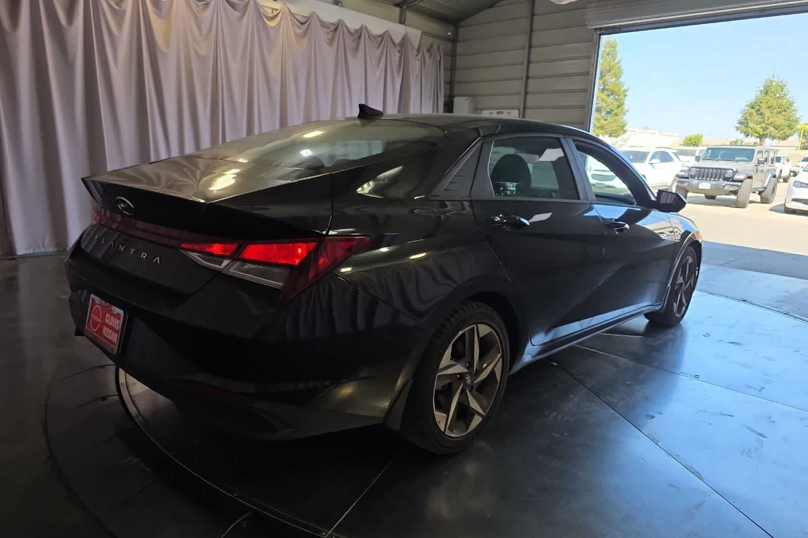Used 2023 Hyundai Elantra SEL w/ Convenience Package FWD image 3
