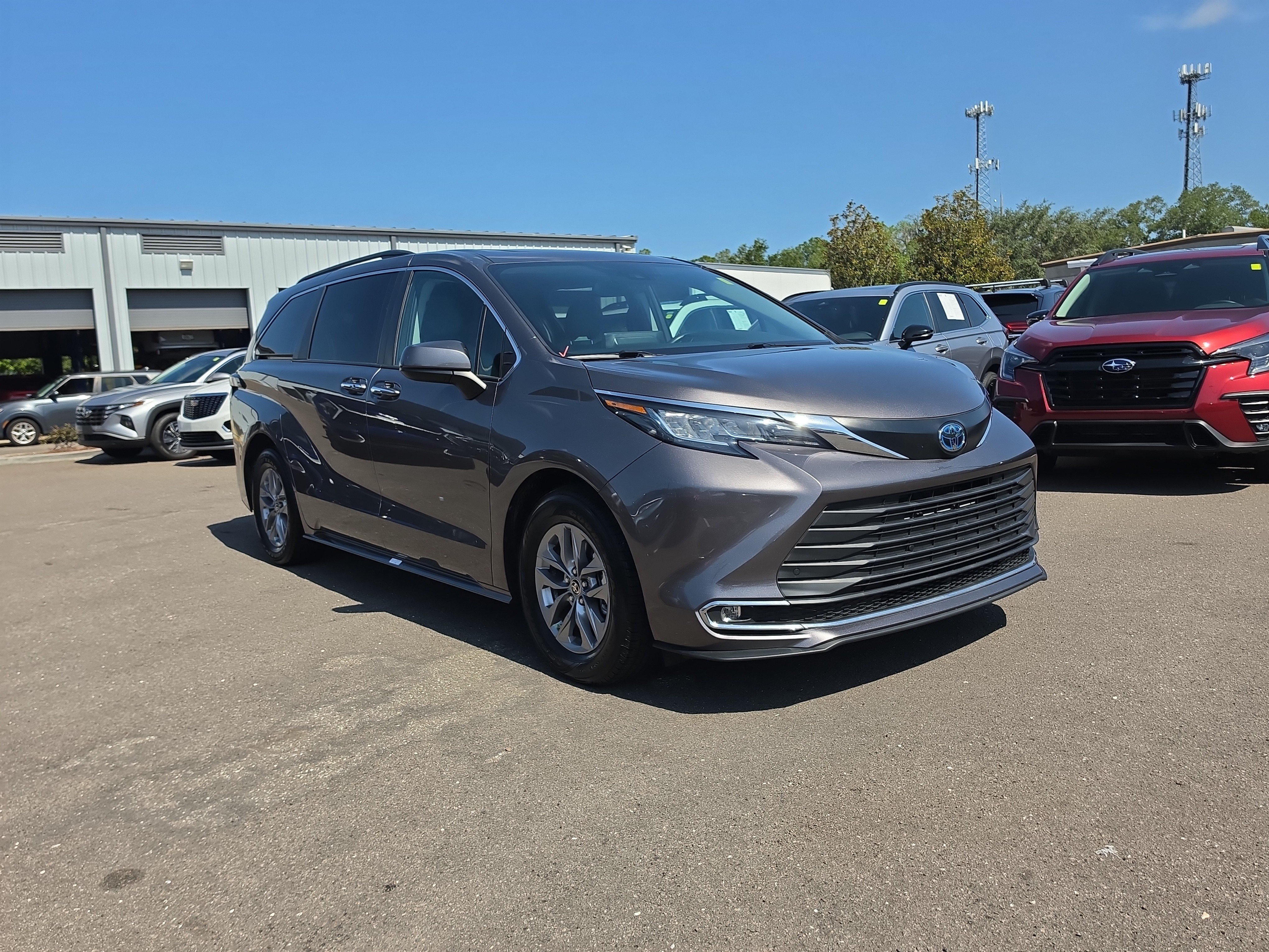 Used 2022 Toyota Sienna XLE FWD image 2