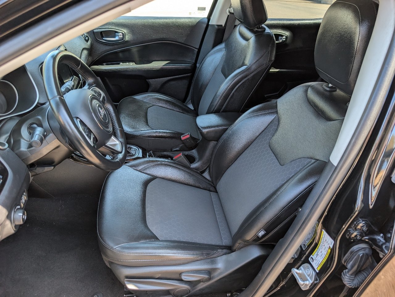 Used 2019 Jeep Compass Latitude FWD image 2