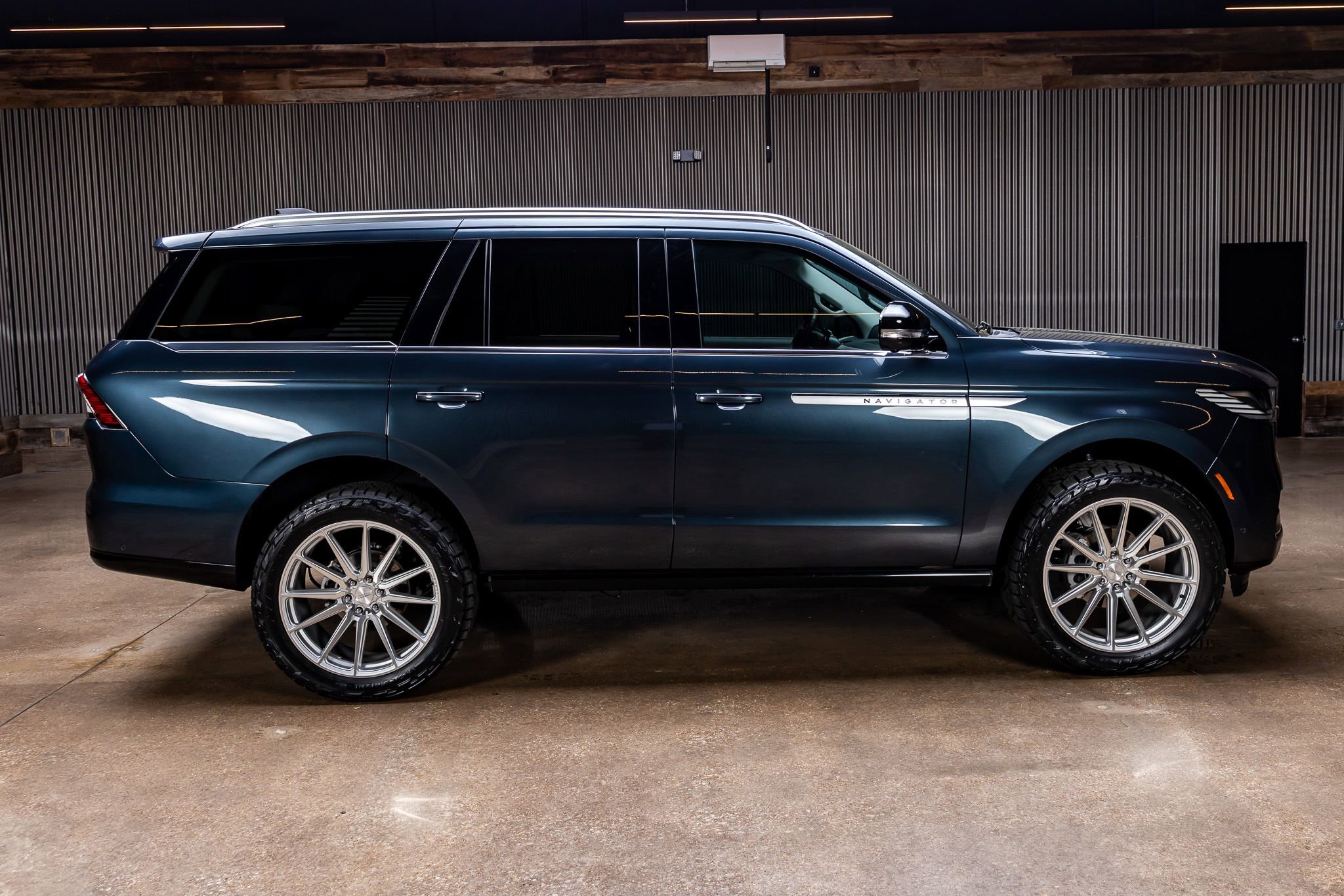 Used 2025 Lincoln Navigator Reserve image 12