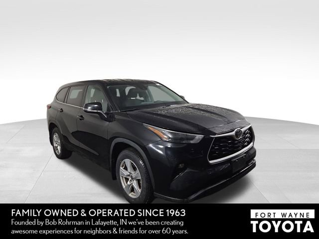 Used 2023 Toyota Highlander LE image 4
