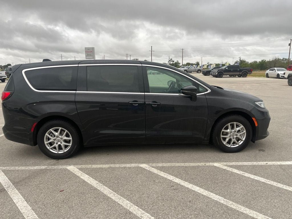 Used 2024 Chrysler Pacifica Touring-L FWD image 6