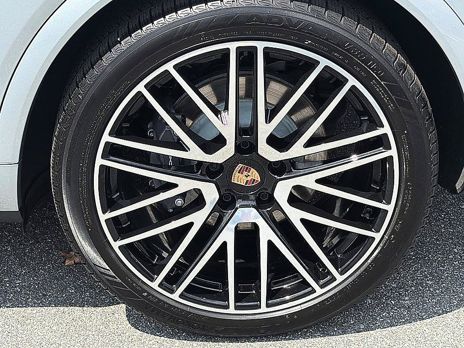 Used 2025 Porsche Cayenne AWD/4WD image 6