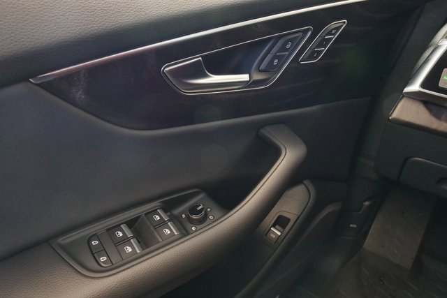 Used 2023 Audi Q8 Premium image 31