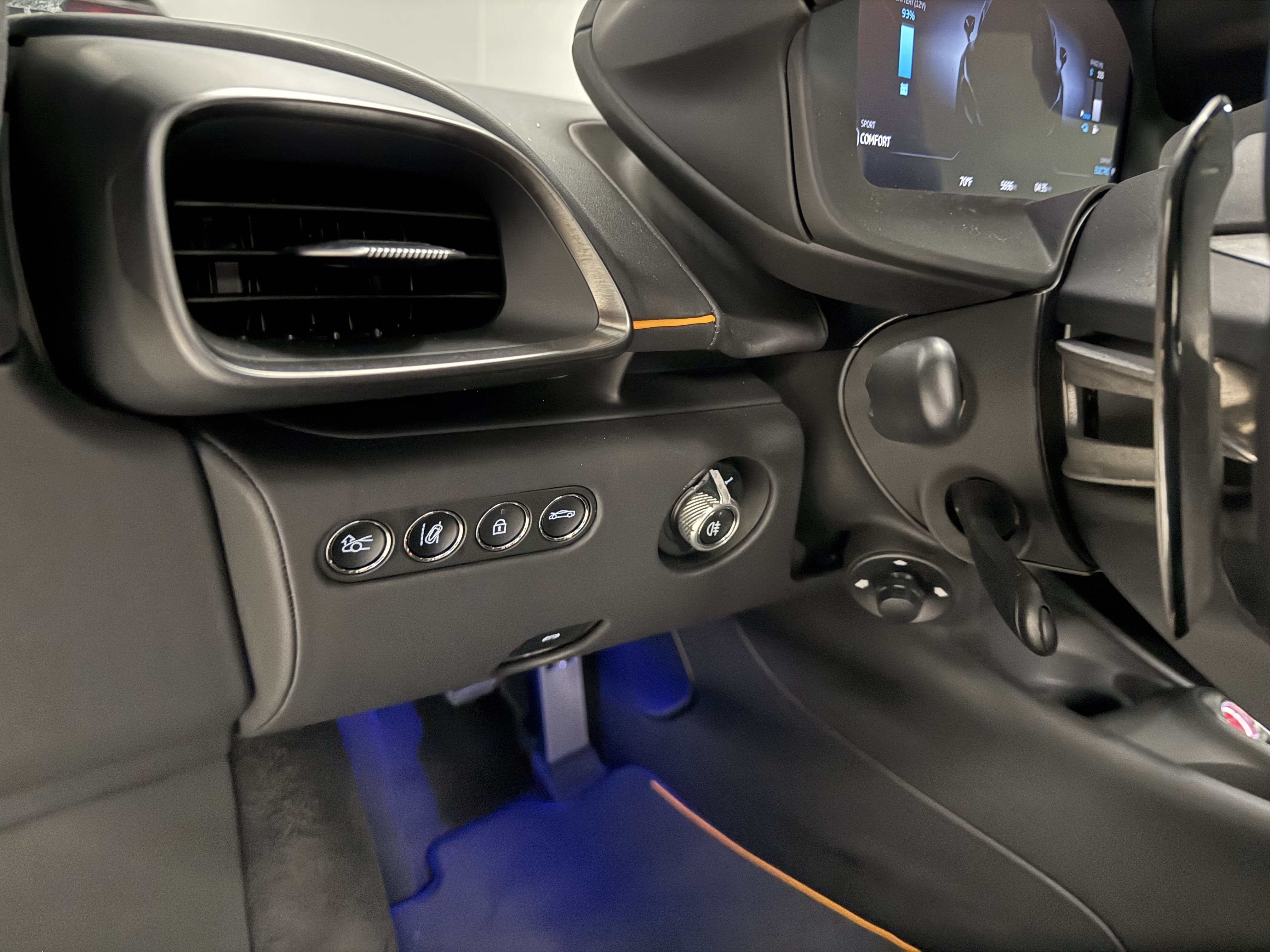 Used 2023 McLaren Artura RWD image 17