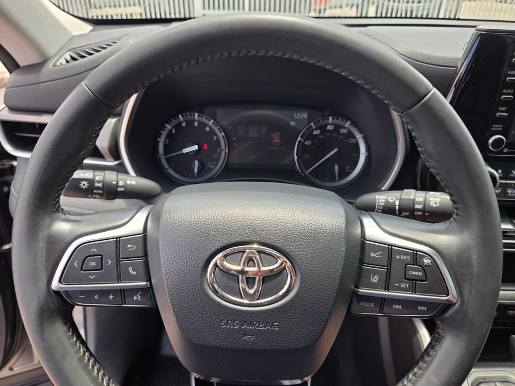 Used 2021 Toyota Highlander XLE FWD image 31