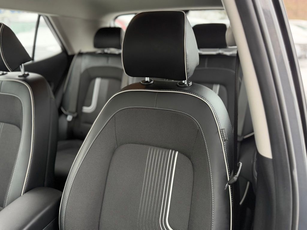 Used 2024 Hyundai Venue Limited image 8