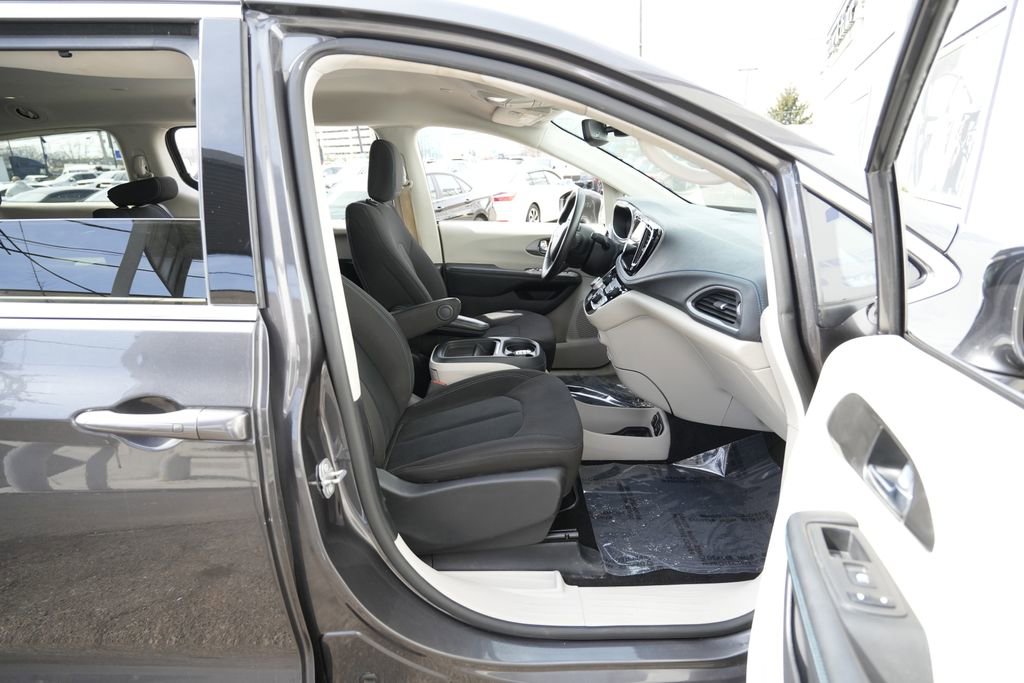Used 2021 Chrysler Pacifica Touring image 28
