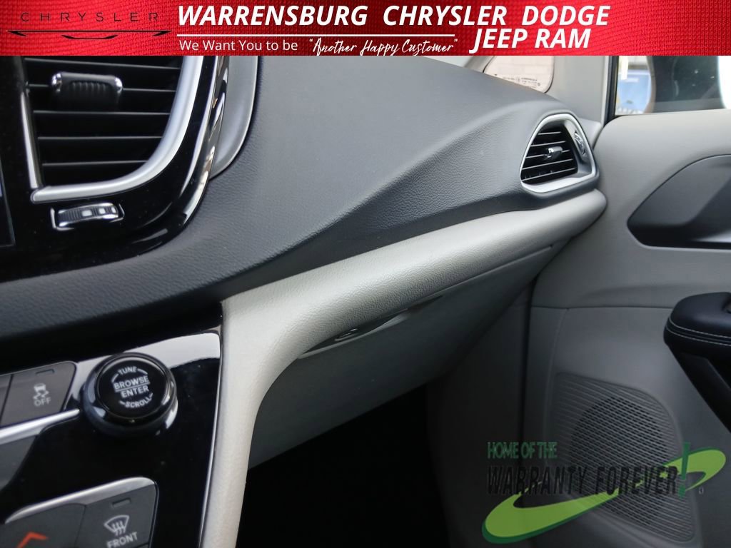 Used 2023 Chrysler Pacifica Touring-L image 29