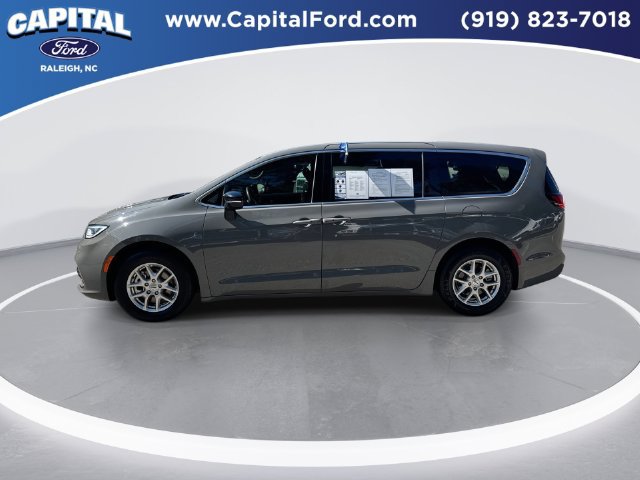 Used 2025 Chrysler Pacifica Select FWD image 5