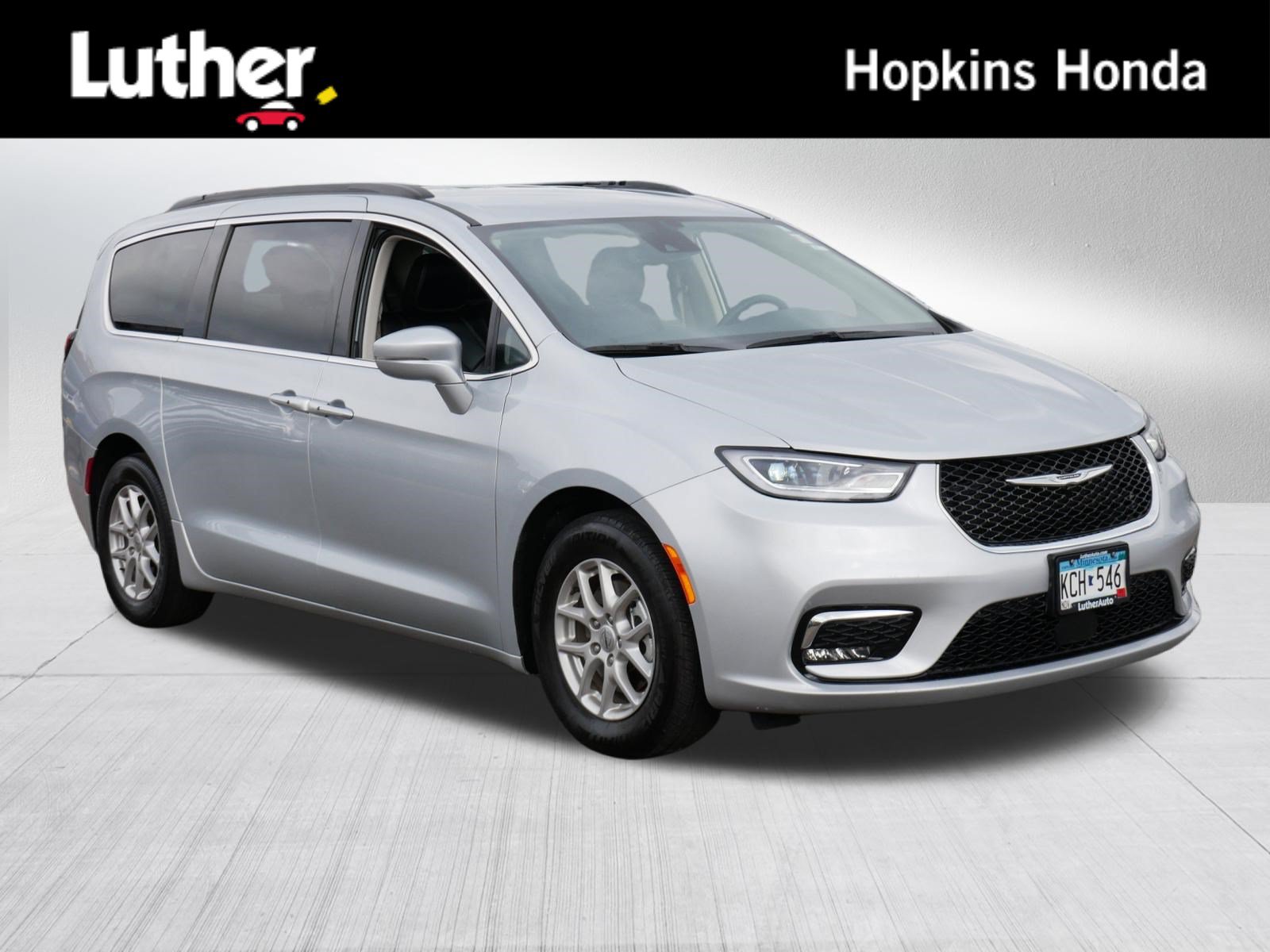 Used 2022 Chrysler Pacifica Touring-L FWD image 1
