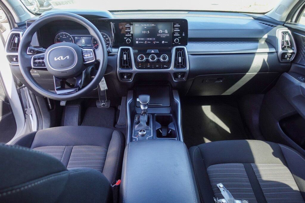 Used 2022 Kia Sorento LX image 13