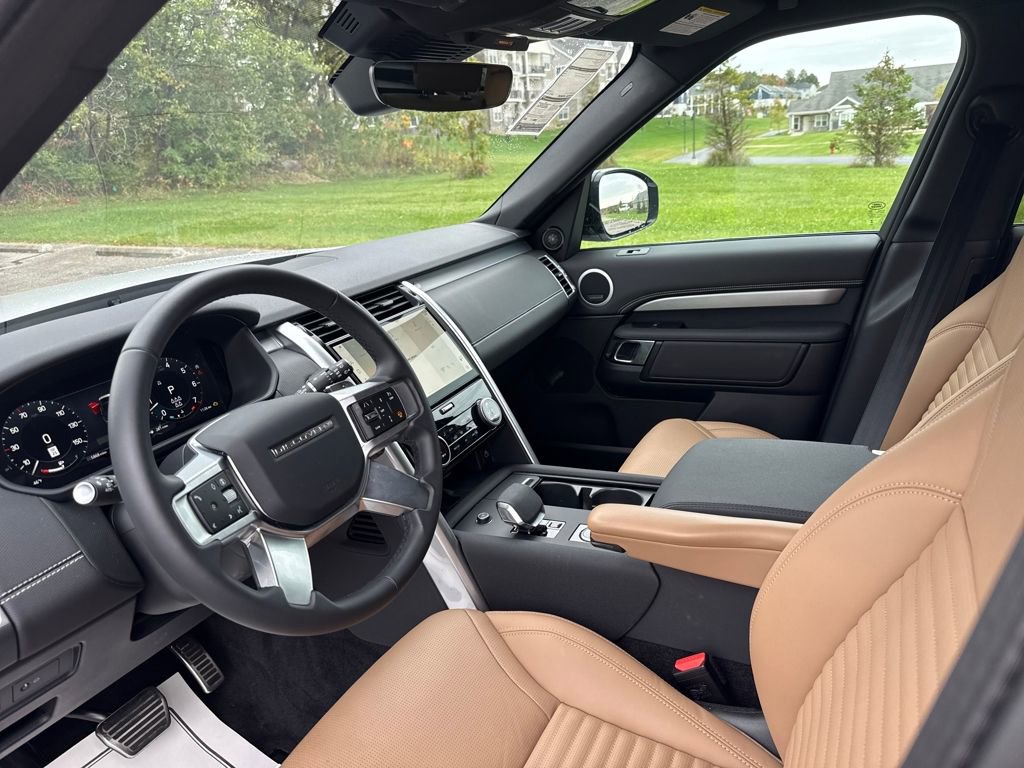 New 2025 Land Rover Discovery Dynamic SE image 12