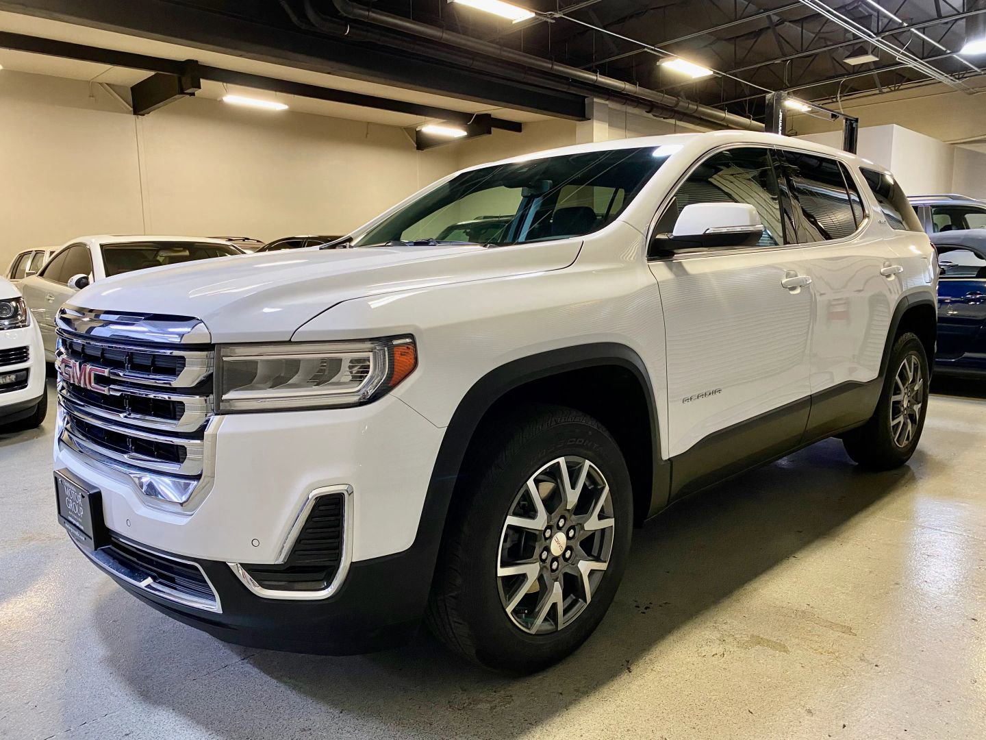 Used 2022 GMC Acadia SLE FWD image 2