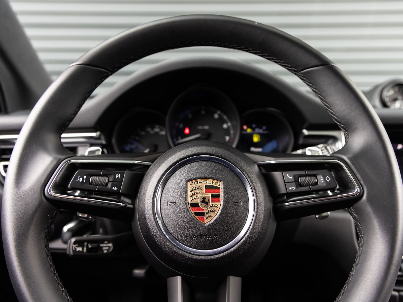 Certified 2025 Porsche Macan AWD/4WD image 14