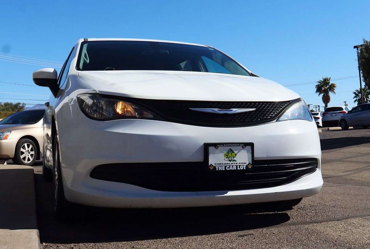 Used 2020 Chrysler Voyager L FWD image 18