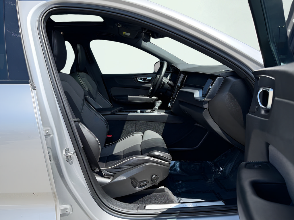 Used 2020 Volvo XC60 T5 R-Design FWD image 33