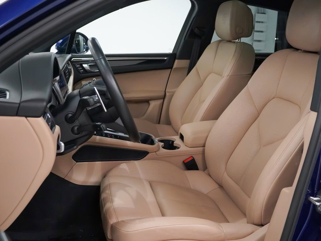 Certified 2022 Porsche Macan image 5