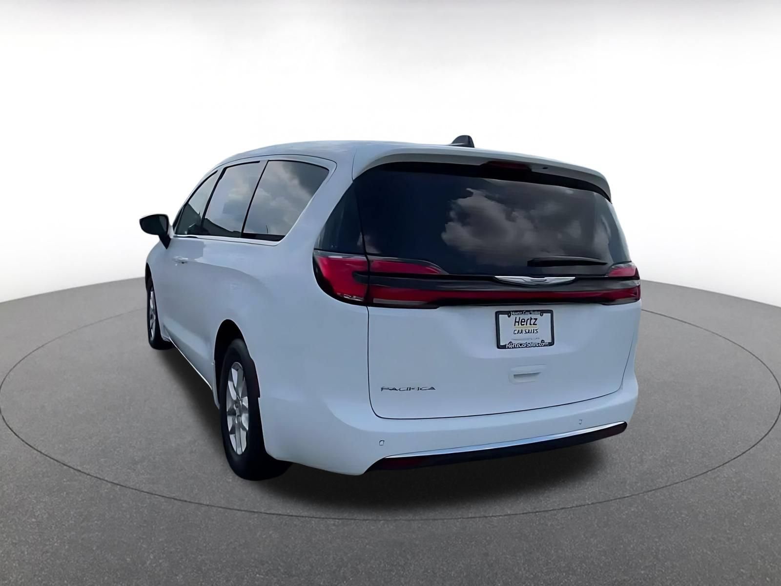 Used 2024 Chrysler Pacifica Touring-L FWD image 9