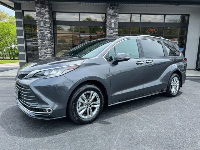 Used 2025 Toyota Sienna Limited image 3