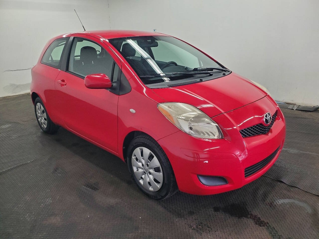 Used 2010 Toyota Yaris 2-Door Hatchback FWD image 3