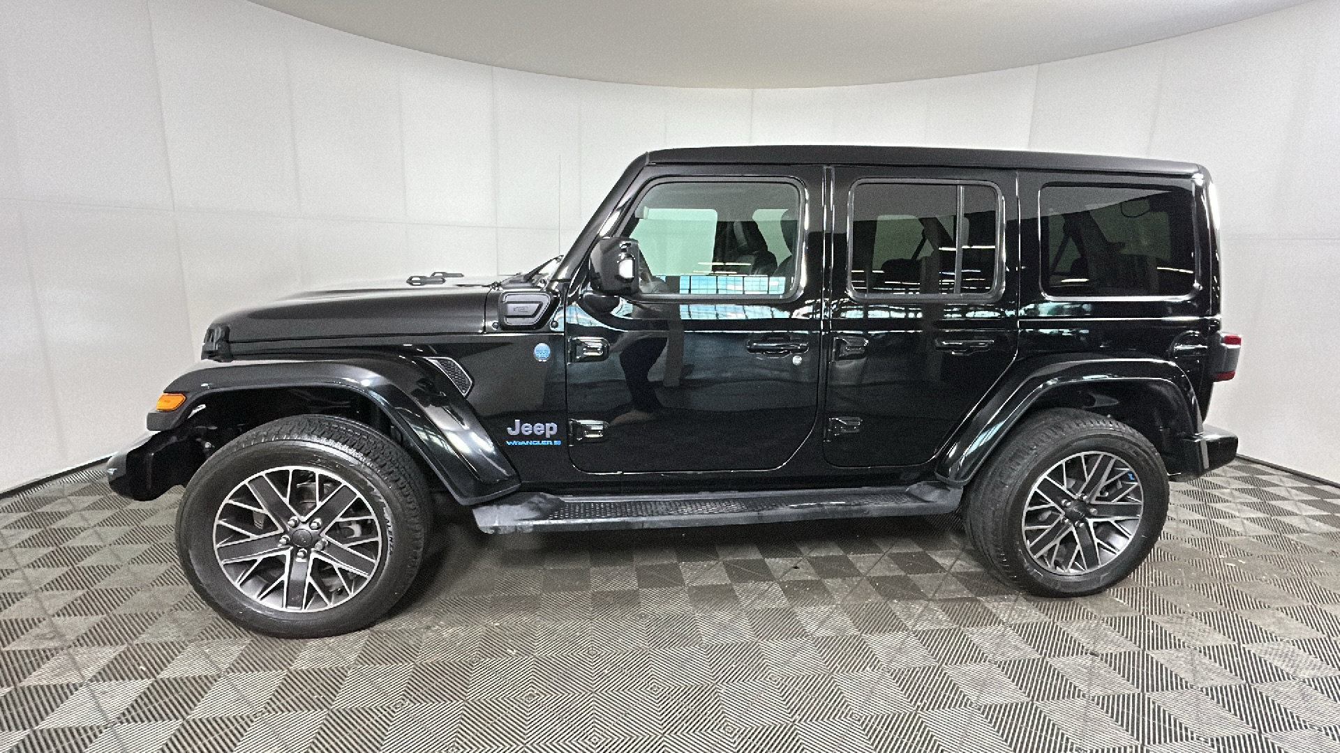 Used 2023 Jeep Wrangler Unlimited Sahara AWD/4WD image 7
